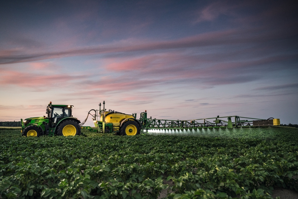 Nieuwe John Deere R700i: ‘Getrokken veldspuit op boerenniveau’