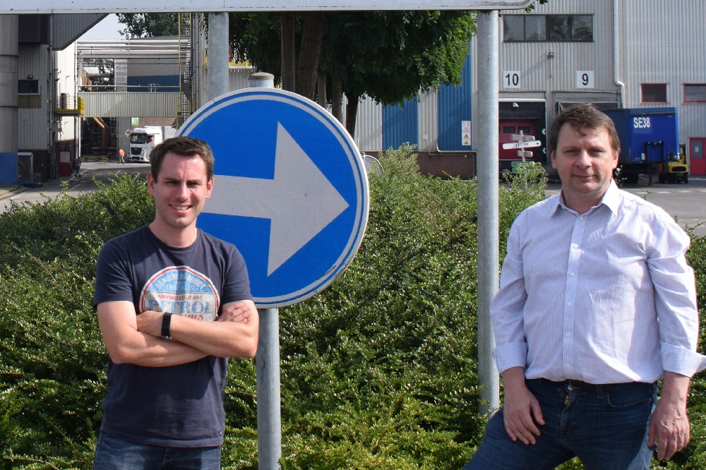Jean Franc (rechts) en Kristof Vrancken (links) voor de fabriek van BENEO-Orafti in Oreye.