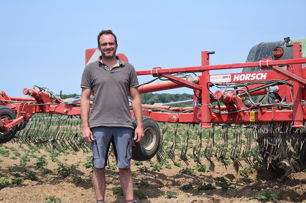 Roeland De Greef denkt dat een combinatie van chemische en mechanische onkruidbestruiding de toekomst kan zijn.