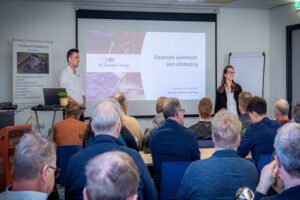 Hoe houden we de uienvlieg van onze percelen?