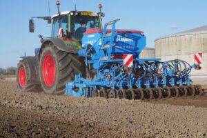 Stuifgerst voor uienland zaaien met aangepaste Lemken Solitair