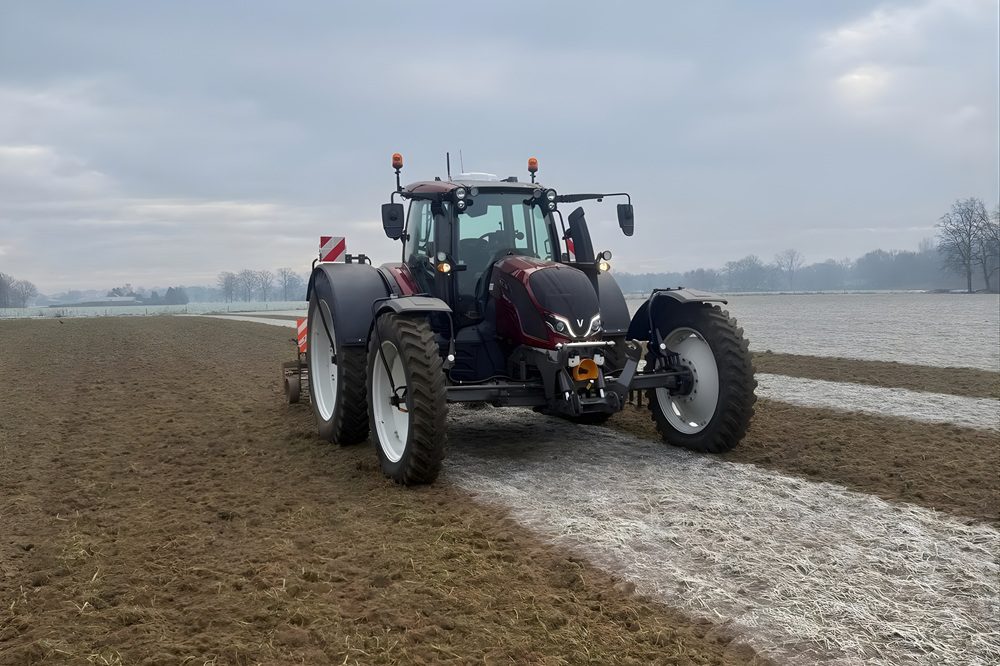 Mechanisatiebedrijf gaat de uitdaging aan: Valtra op 3,2 meter spoorbreedte