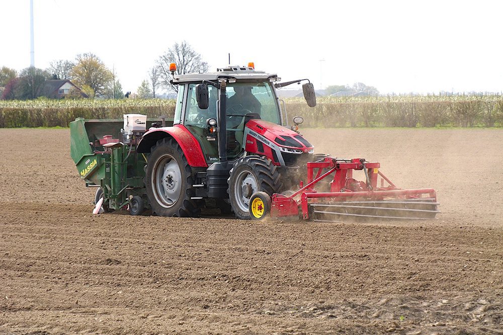 Voorjaarsdrukte op Flevolandse percelen: poten en zaaien in volle gang