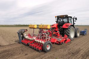 Uienzaai in stroomversnelling: zaaimachines draaien op volle toeren
