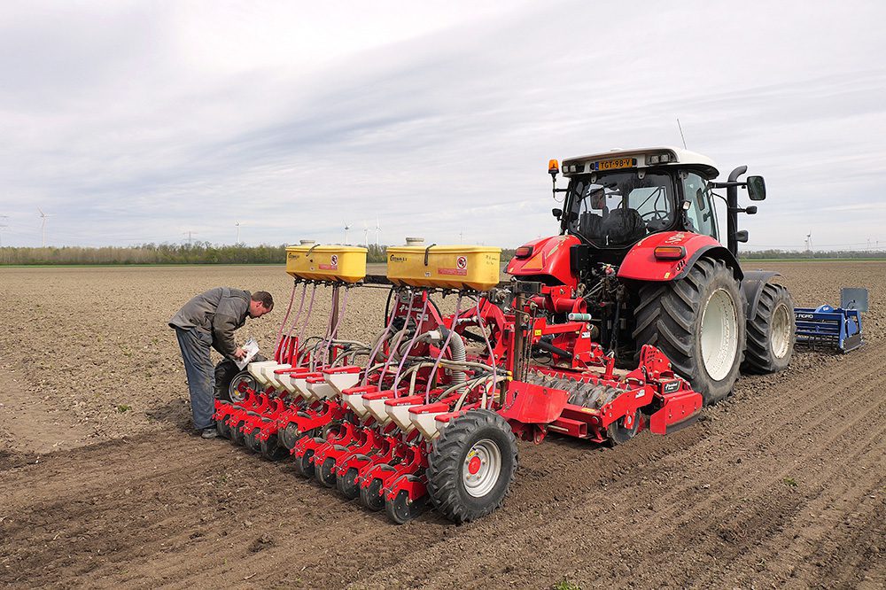 Uienzaai in stroomversnelling: zaaimachines draaien op volle toeren
