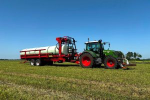 Zelfladende balenwagen van melkveehouder spaart de bodem bij akkerbouwers