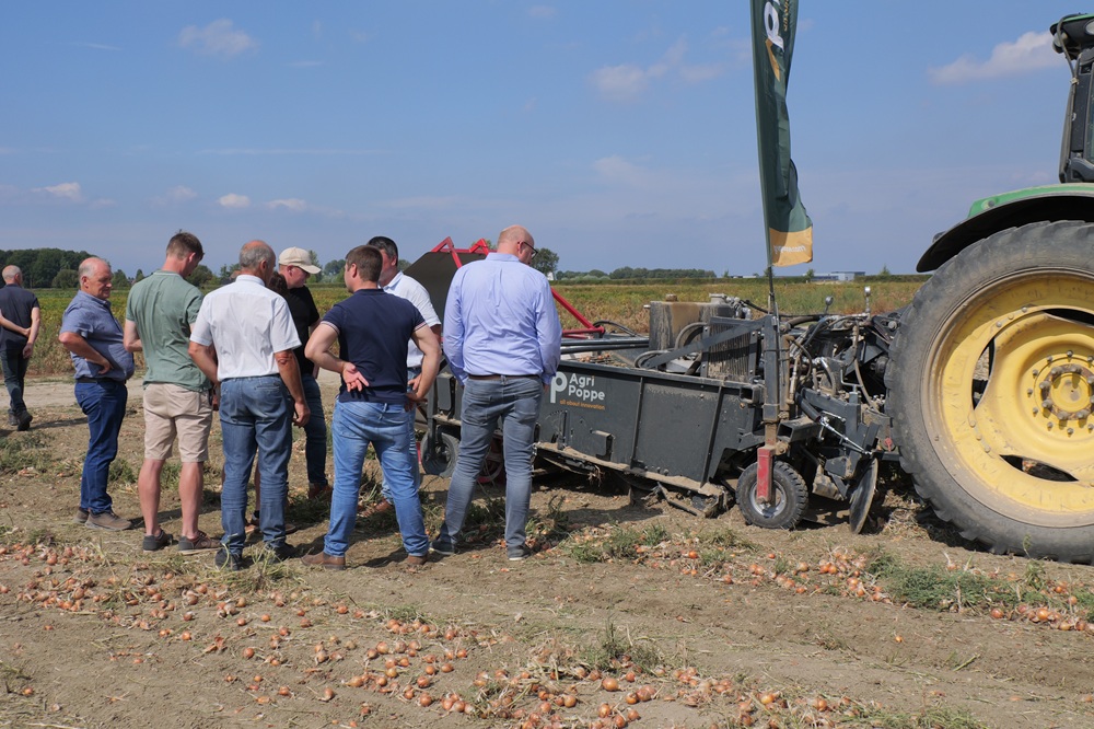 APU 225 uienschijvenrooier trekt veel bekijks op Uiendag