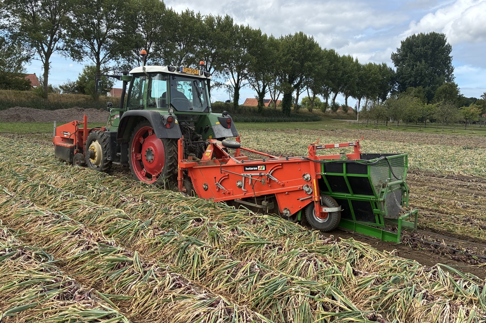 Rooien met druppelirrigatieslangen op het land